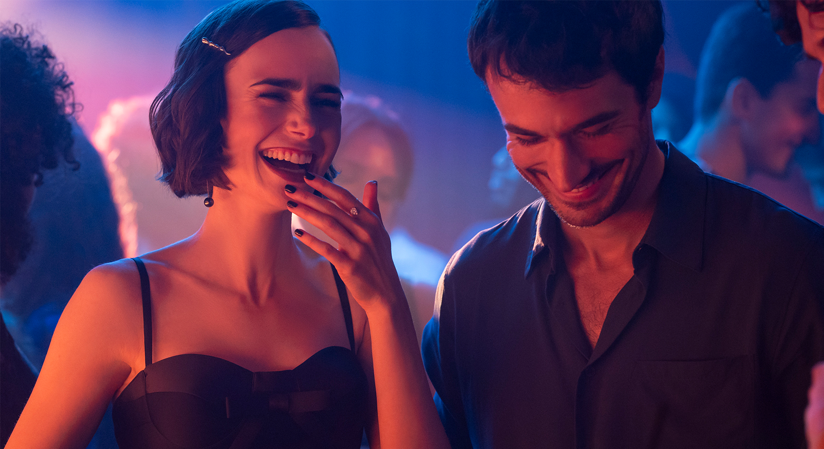 A couple during a low-key coffee date, illustrates the focus on emotional maturity and easy dating in 2026.