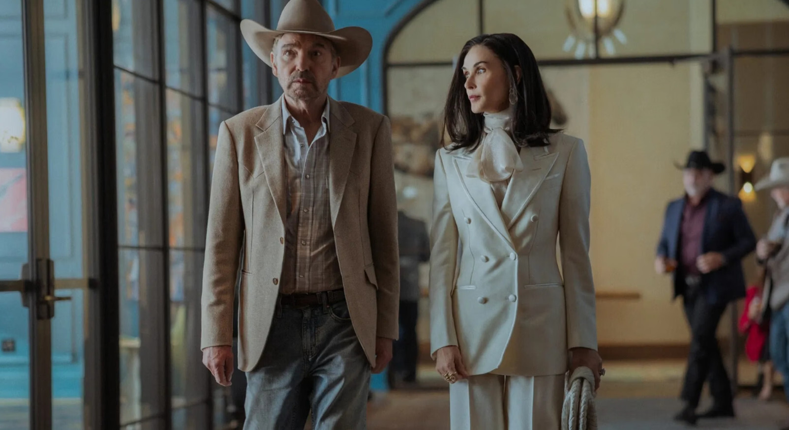 Billy Bob Thornton en Demi Moore als Martha Field en Tommy Norris in Landman, illustreren de sterrencast.