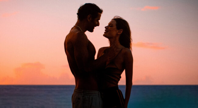 Man en vrouw houden elkaar vast met een mooie zonsondergang