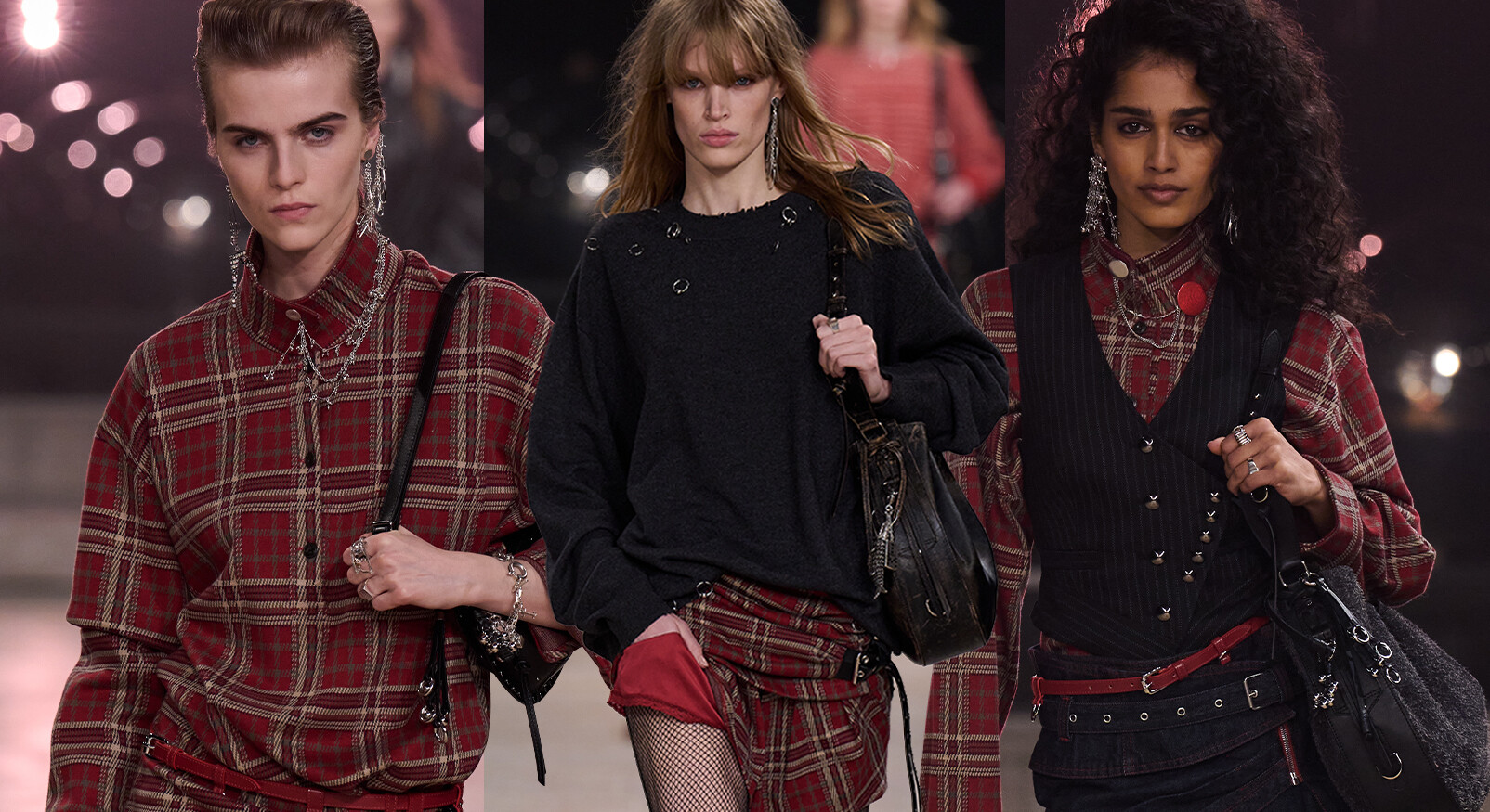 Drieluik van modellen op een catwalk die punk-geïnspireerde outfits dragen, gedomineerd door rood-zwart Schots ruitpatroon (tartan) en donkere, gelaagde kledingstukken.