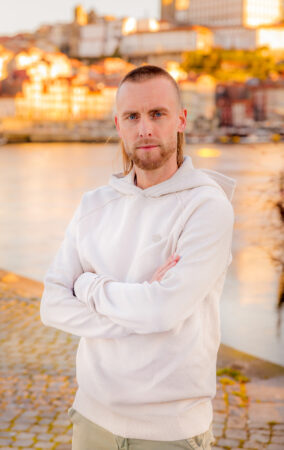 nathan rutjes poserend met een mooie achtergrond van water en Portugal
