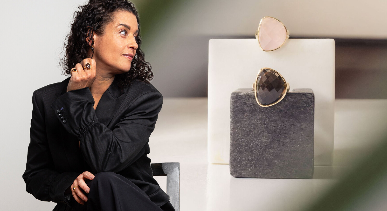 vrouw met donkere krullen kijk naar ringen