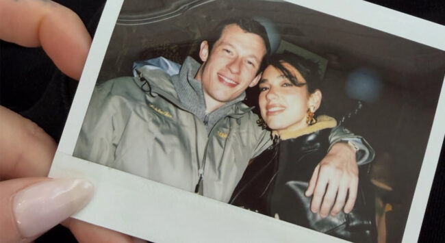 Dua lipa met haar vriend arm in arm op polaroid foto