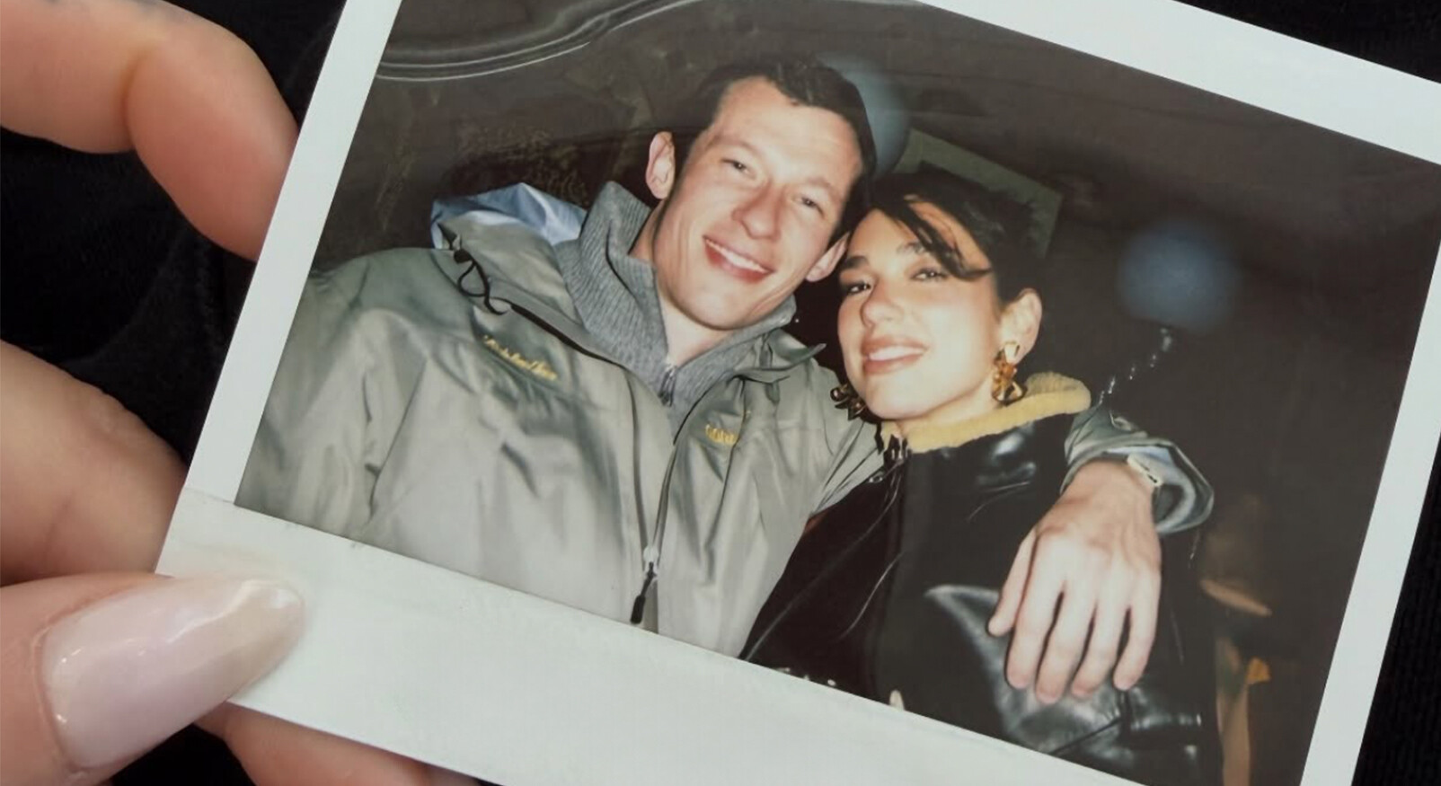 Dua lipa met haar vriend arm in arm op polaroid foto