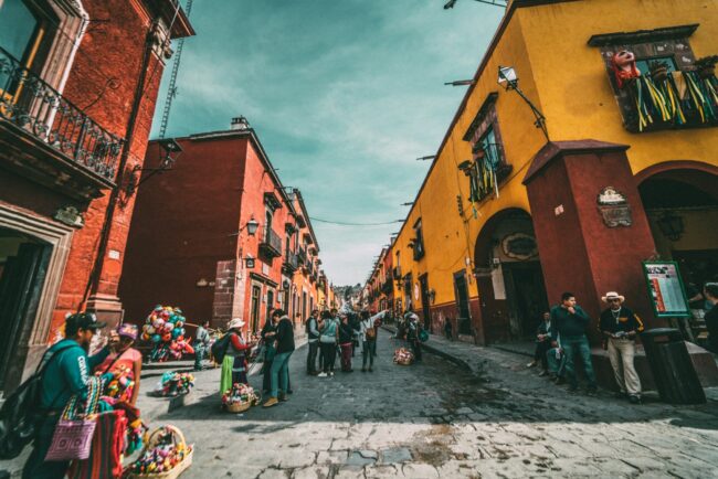 Mexico straat beeld rood en geel gebouw