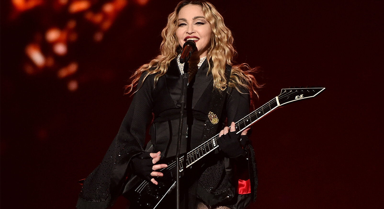Madonna met een gitaar in haar hand