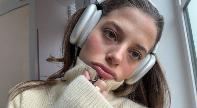Zaar Goedemans with headphones takes a selfie