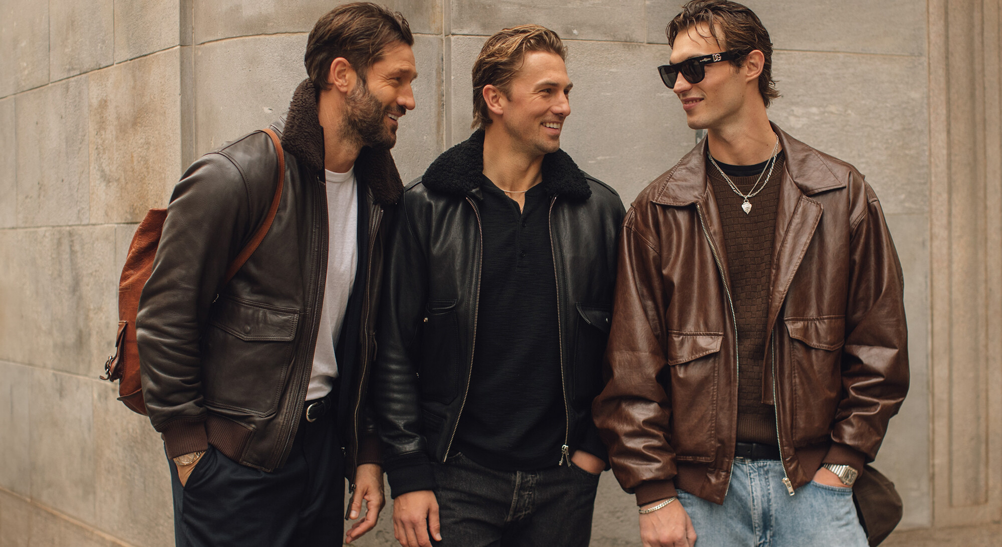 mannen lachen en kijken elkaar aan