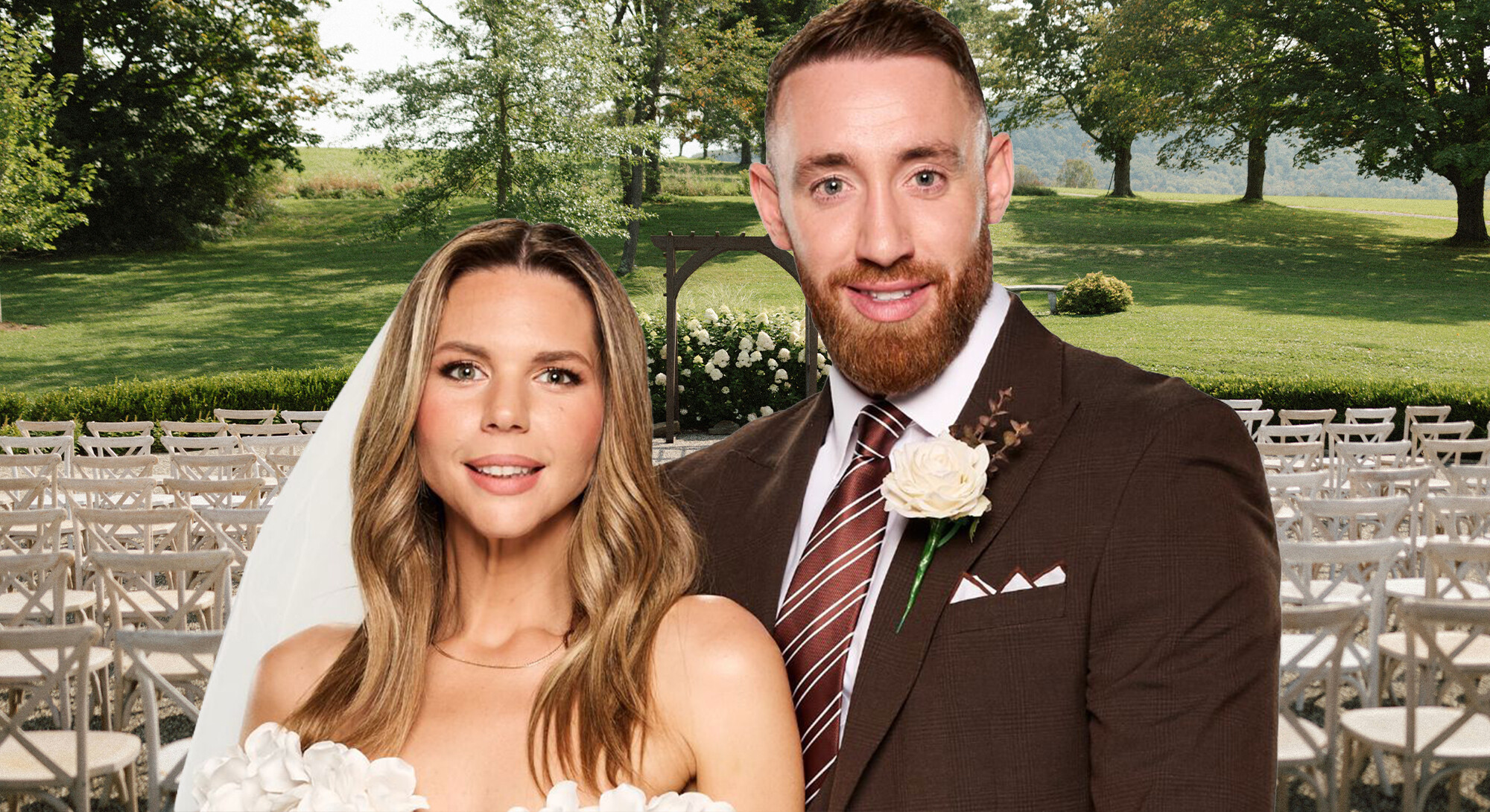 Een bruidspaar posert voor een groen heuvellandschap. De bruid heeft golvend bruin haar en een sluier; de bruidegom heeft een rode baard en draagt een bruin geruit pak met een gestreepte das en een witte roos als corsage.