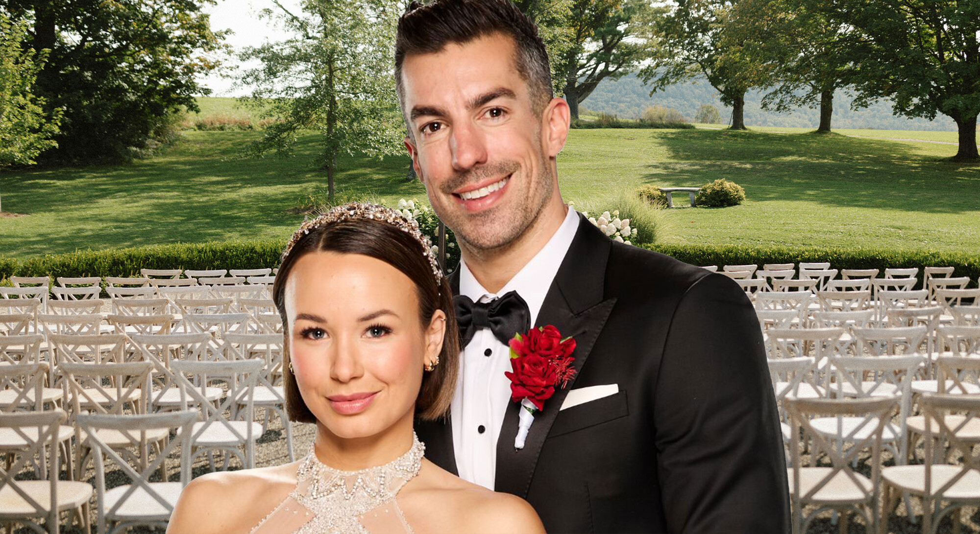 Portret van een bruidspaar tijdens een buitenceremonie. De vrouw heeft een kort bruin kapsel met een fonkelende tiara en een kanten trouwjurk; de man draagt een klassiek zwart pak met een rode roos corsage. De achtergrond toont een boog met witte bloemen.