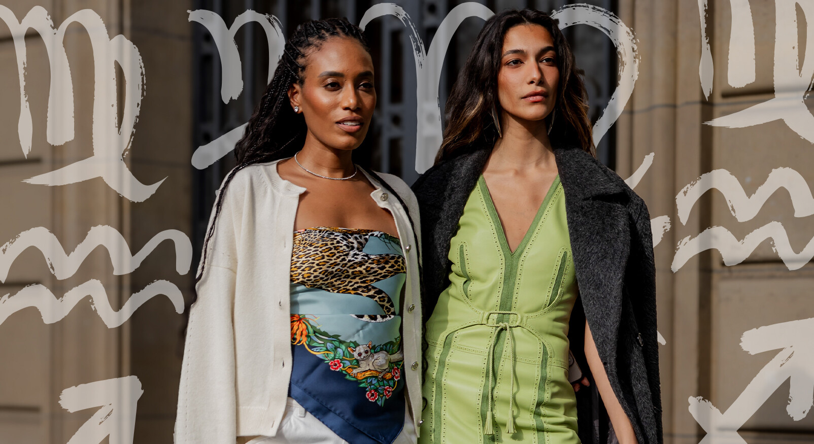 Een sfeervolle lifestyle-foto van twee stijlvol geklede vrouwen die buiten naast elkaar staan. De linker vrouw draagt een wit vest over een kleurrijke top met een panterprint, terwijl de rechter vrouw een lichtgroene jurk draagt met een donkergrijze jas eroverheen. Over de afbeelding zijn witte, handgetekende illustraties van sterrenbeelden geplaatst, zoals die van Waterman en Maagd.