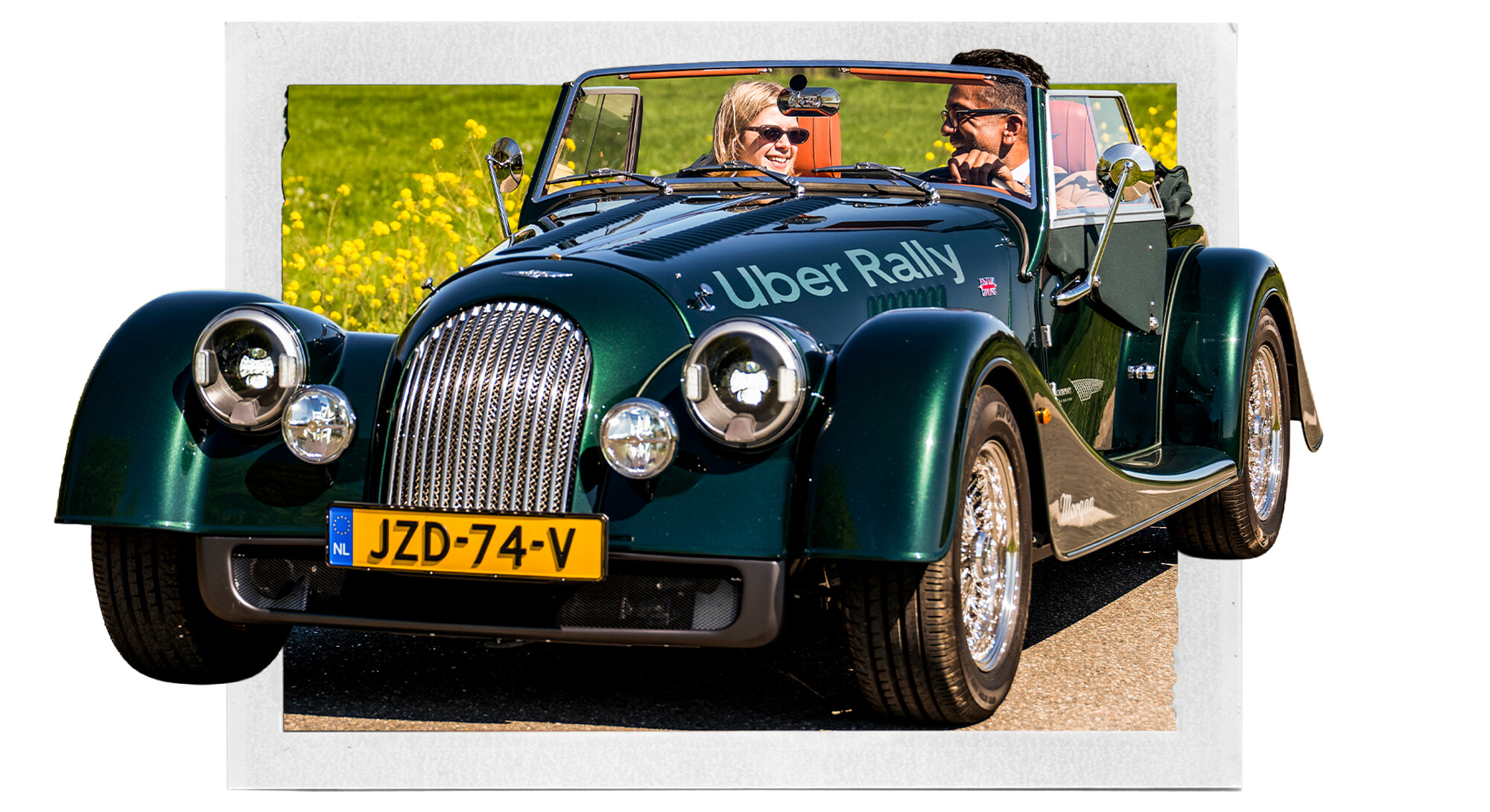 man en vrouw in rally auto