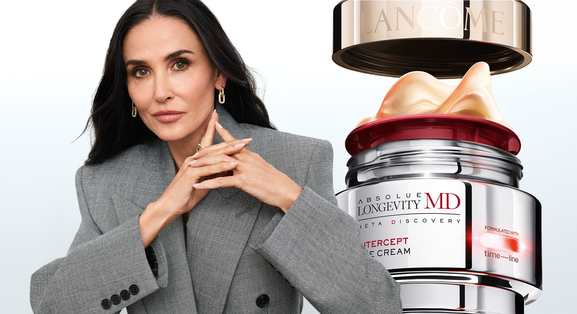 Model in grijze blazer met Lancome Absolute Longevity MD cream; luxe anti-aging crème prominent in beeld.