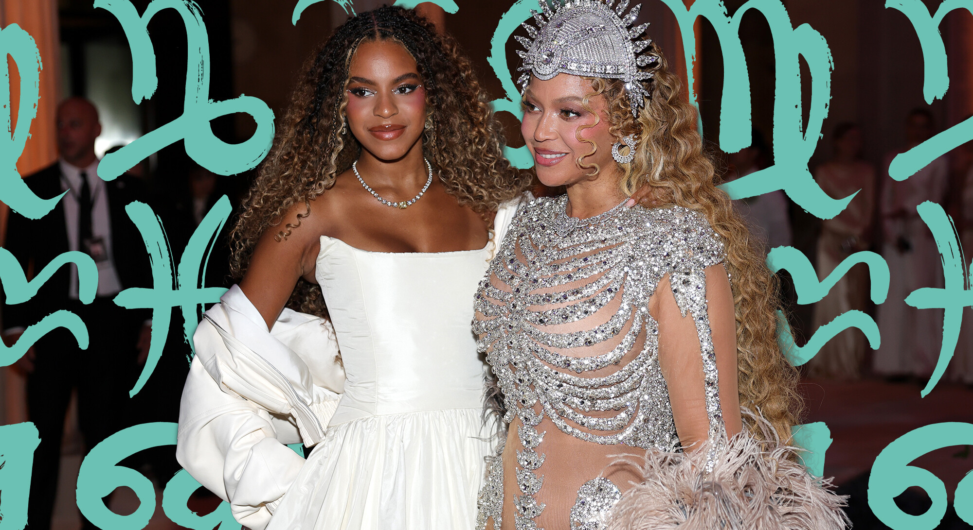 Blue Ivy en Beyoncé poseren samen, waarbij Blue Ivy een witte jurk draagt en Beyoncé een zilveren, met kristallen bezaaide outfit met een opvallend hoofddeksel. Over de achtergrond is een turquoise patroon van astrologische symbolen geplaatst.
