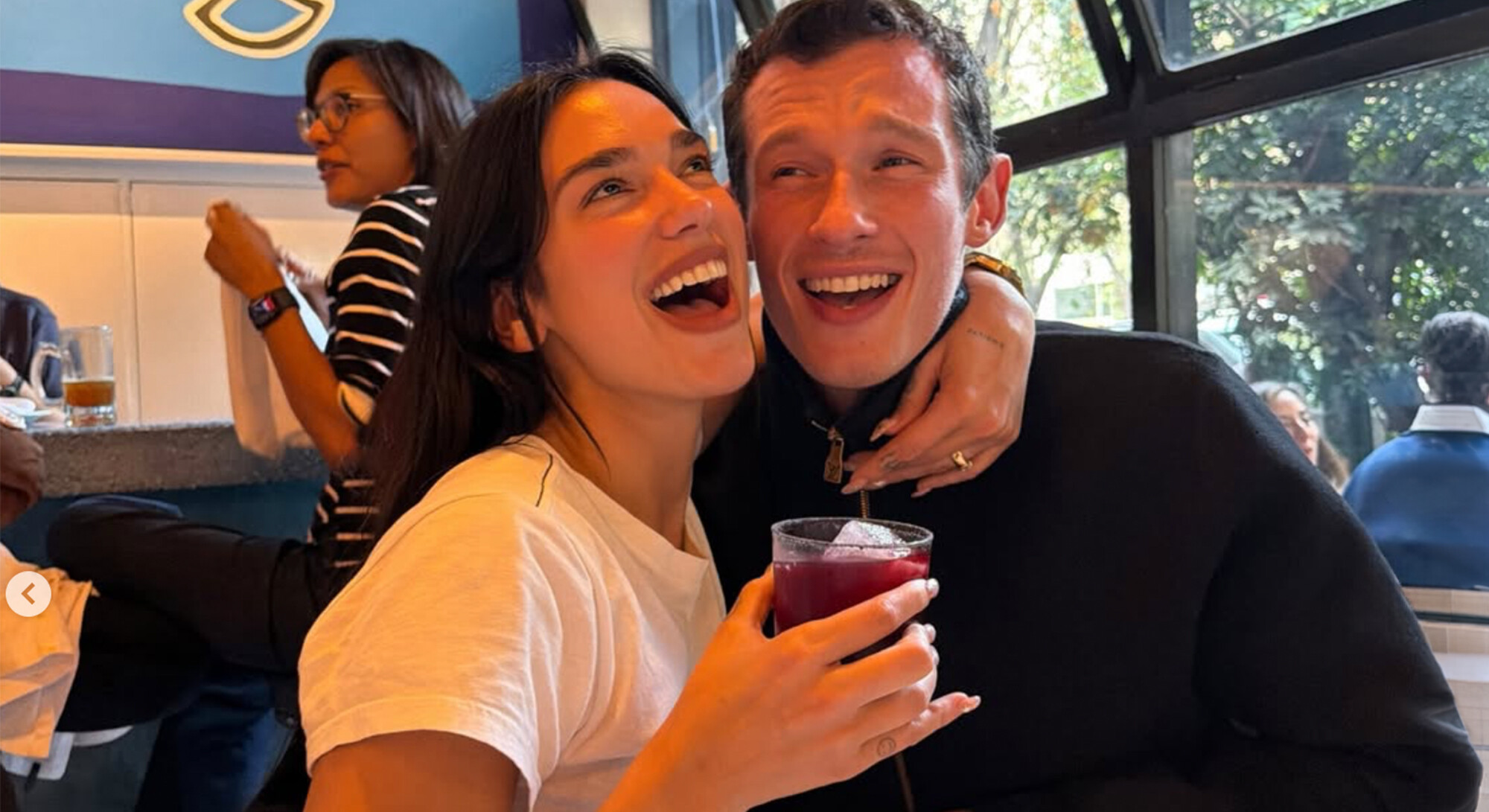 In samenwerking met Google Maps en haar eigen lifestyle platform Service95 heeft Dua Lipa twaalf reisgidsen samengesteld met in totaal meer dan 130 van haar favoriete winkels, restaurants en clubs over de hele wereld.