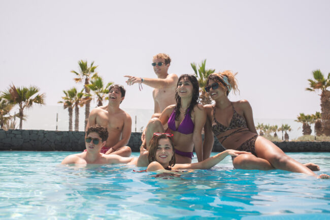 OASIS. Manel Duarte as Pablo, Berta Castañé as Maca, Amanda Palomino as Leo in episode 01 of OASIS. Cr. Manuel Fernandez Valdes/Netflix © 2025