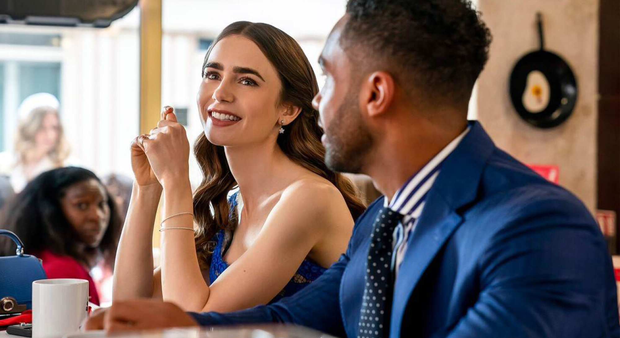 Een vrouw en man zitten samen aan tafel in een café tijdens een eerste date.