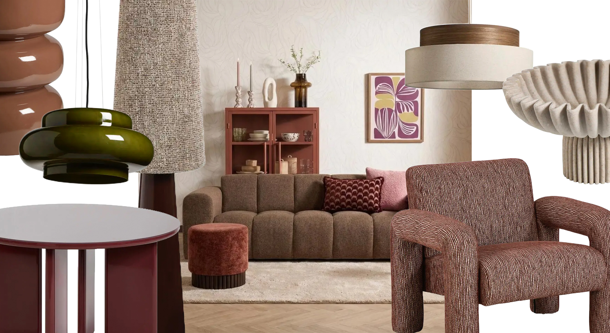 Interieurcollage met meubels en woonaccessoires uit de Kwantum herfstcollectie 2026, waaronder een bruine bank, roodbruine fauteuil, groene hanglamp, ronde tafel en beige lampenkap.