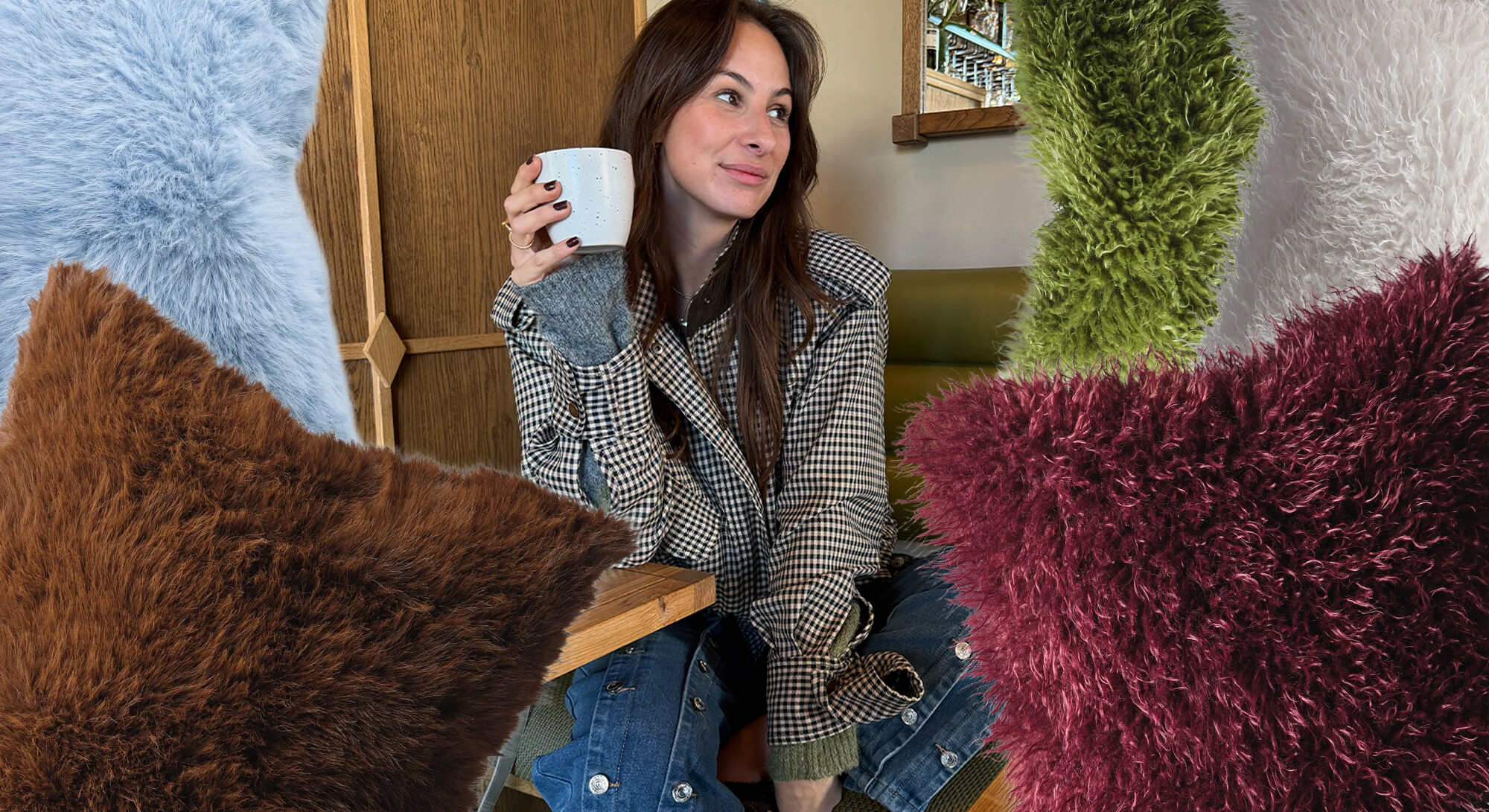 Vrouw met een kop koffie tussen fluffy kussens van HEMA in bruin, lichtblauw, groen en bordeauxrood.
