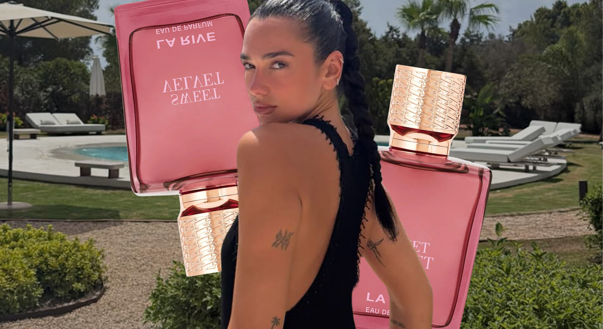 Een collage van zangeres Dua Lipa die over haar schouder in de camera kijkt, geflankeerd door twee grote, deels transparante roze parfumflessen met roségouden doppen. Op de achtergrond is een luxe, zonnige tuin te zien met een zwembad, ligstoelen en palmbomen.