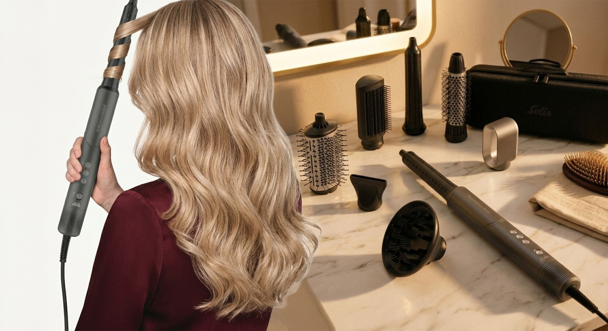 Blonde vrouw met lange, golvende haren die haar haar stylet met een multistyler, naast verschillende haarstylingopzetstukken op een marmeren kaptafel.