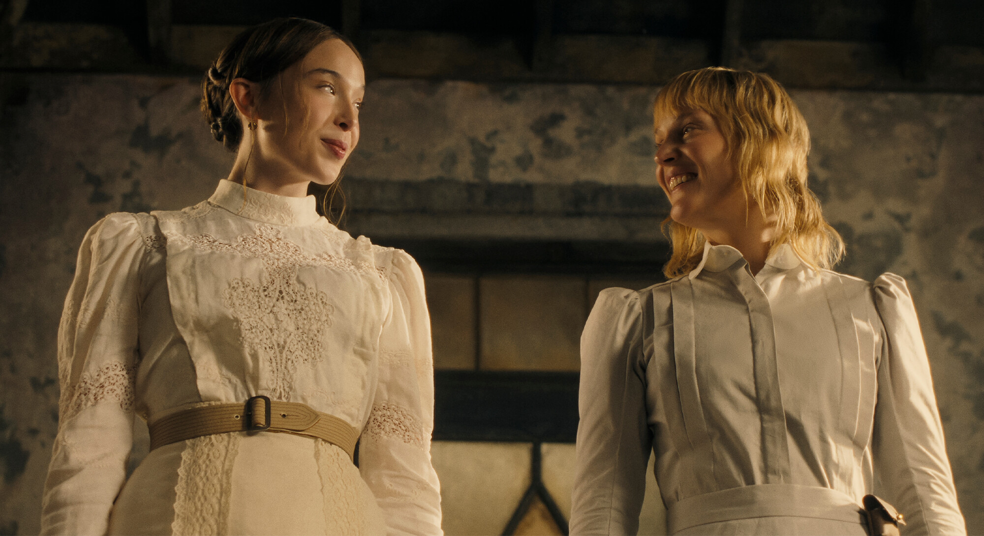 Twee vrouwen in historische kleding staan samen in een scène uit Monster seizoen 4