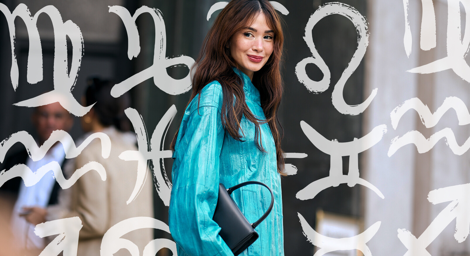 vrouw houd tas vast en zodiac signs achter haar