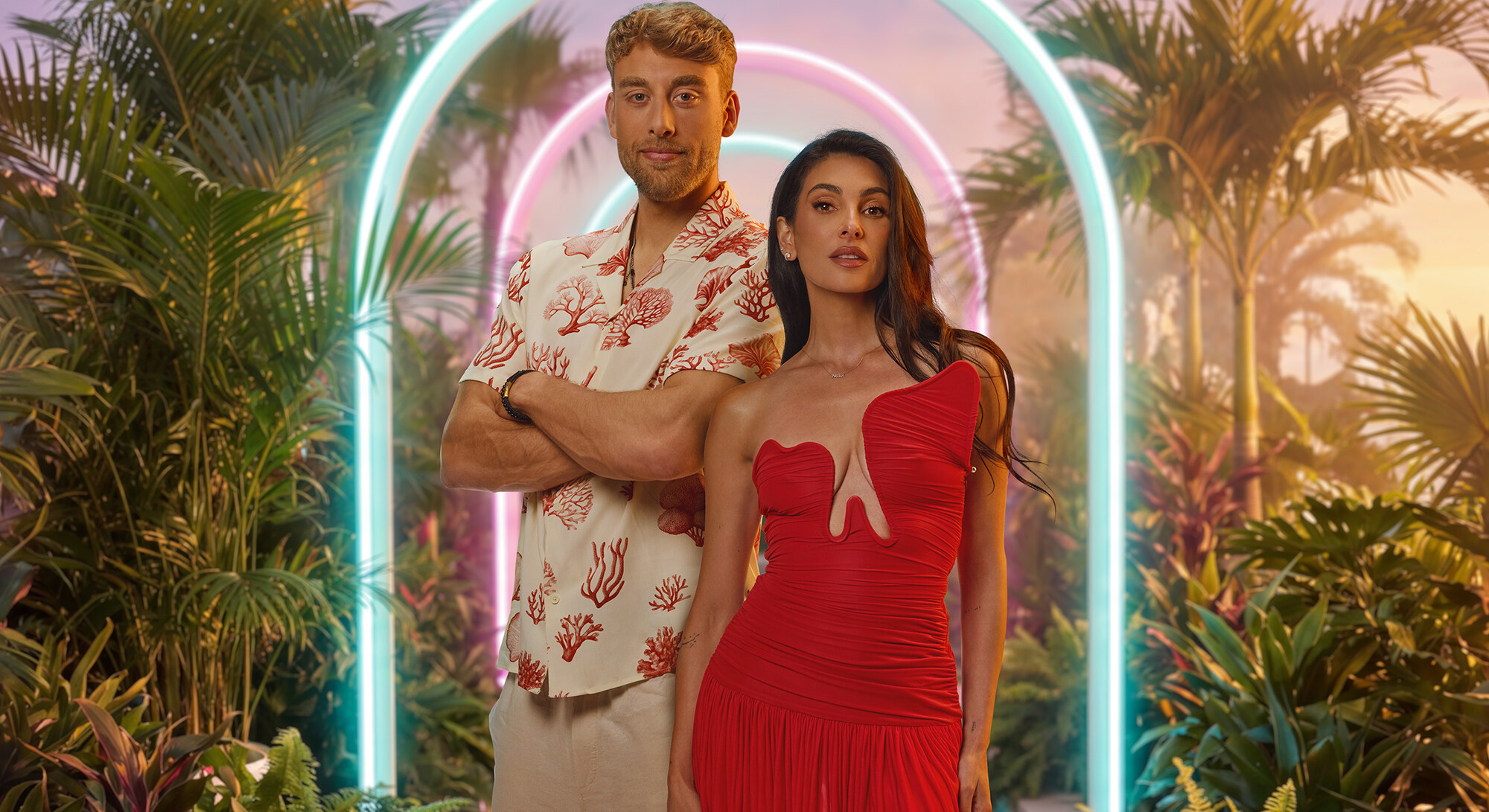 Een man en een vrouw poseren samen voor Love Island VIPS Nederland in een tropische setting met palmbomen en neonverlichting.