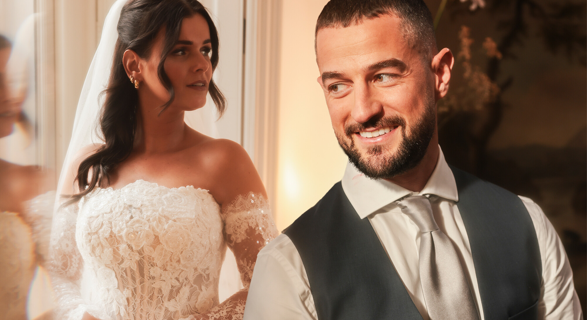 Yasemin in trouwjurk en Miguel in trouwpak tijdens de huwelijksaflevering van Love Is Blind: Nederland op Netflix.