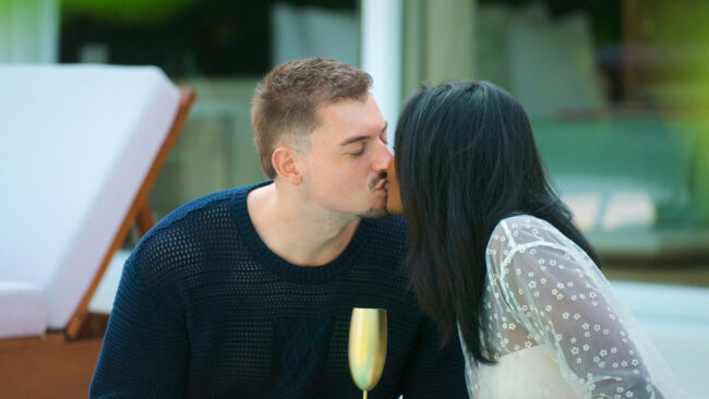 twee mensen kussen elkaar love is blind