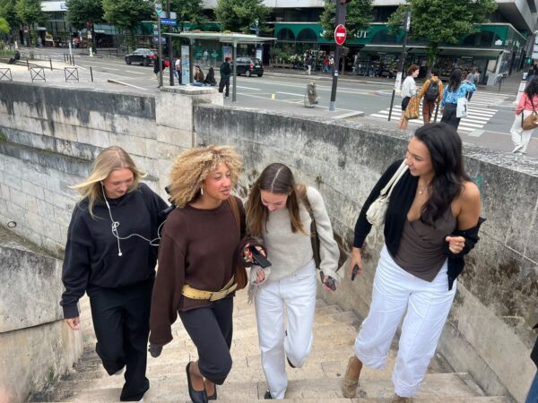 meiden wandelen bij de seine in parijs