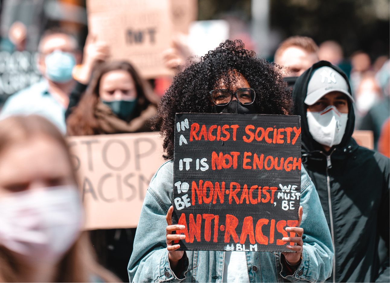 vrouw bij een protest Black lives matter