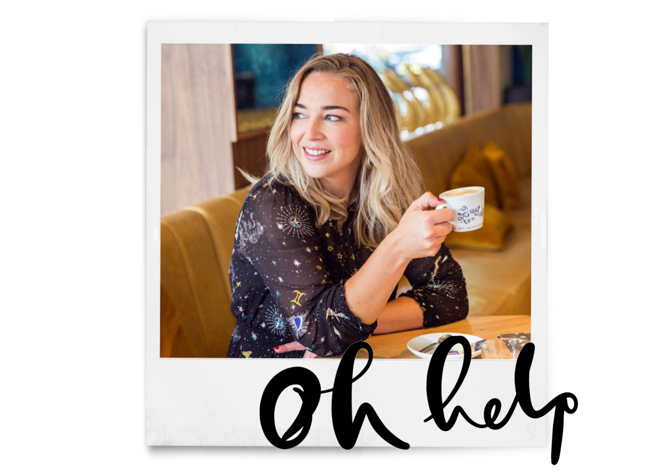 adeline met een kopje koffie op een gele bank in een sterrenjurk