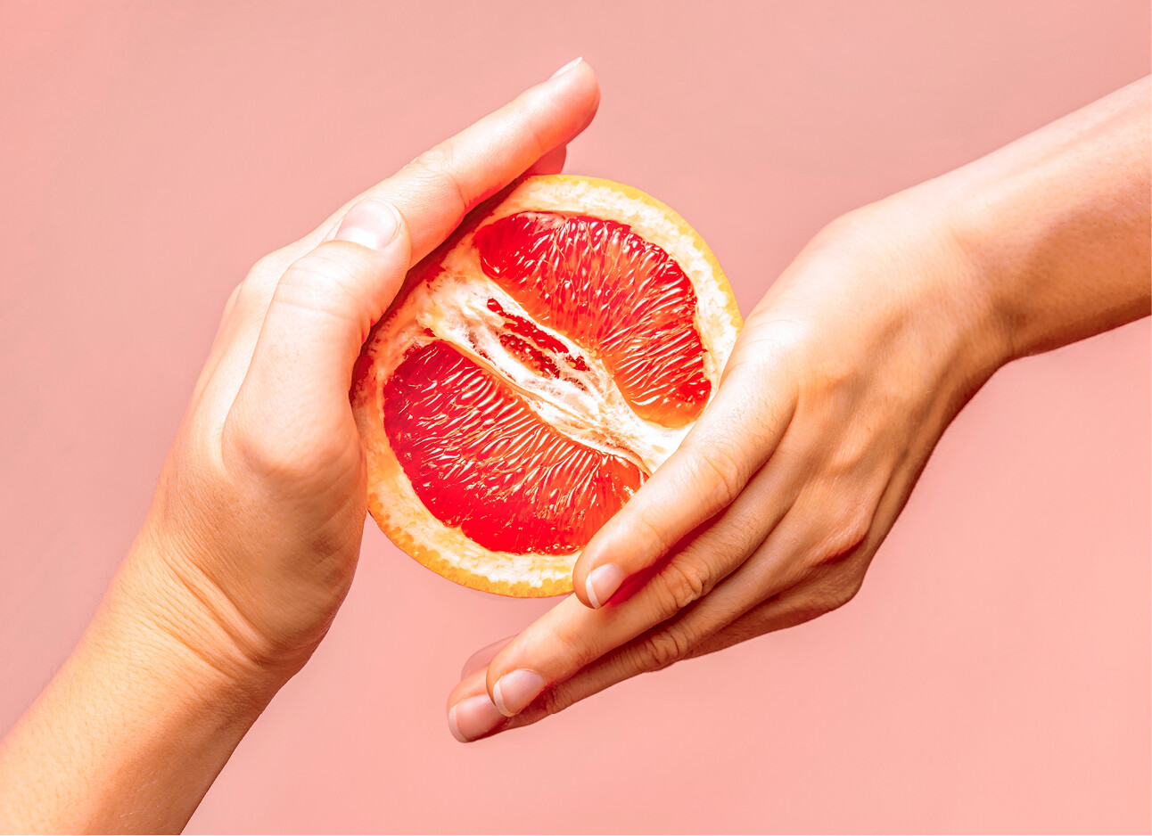 handen die om een grapefruit zitten