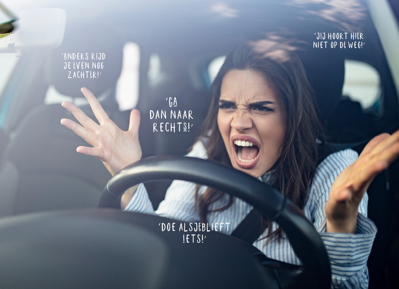 vrouw boos in de auto met haar handen in de lucht
