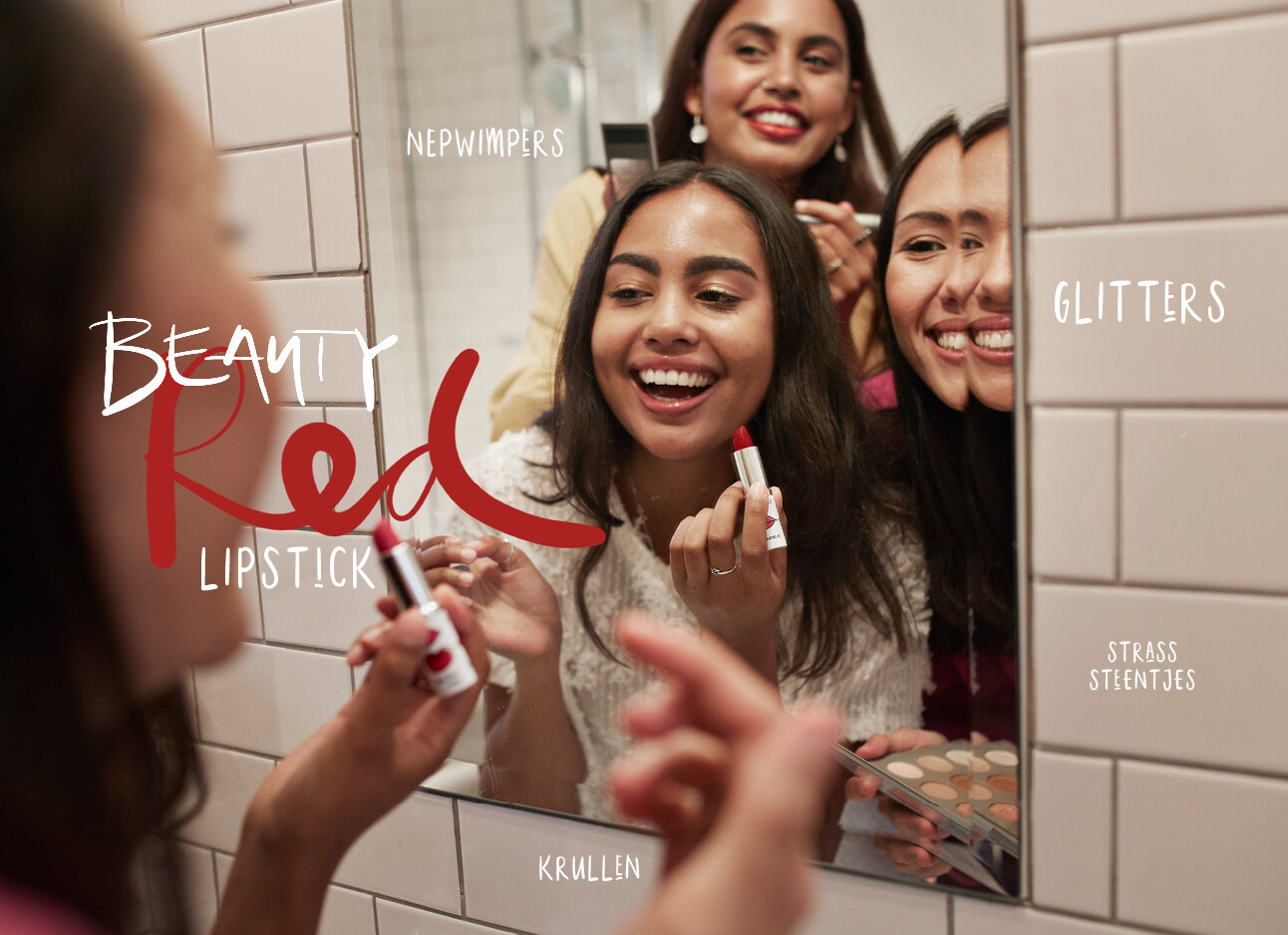 vrouwen samen op maken in de badkamer lachend rode lipstick