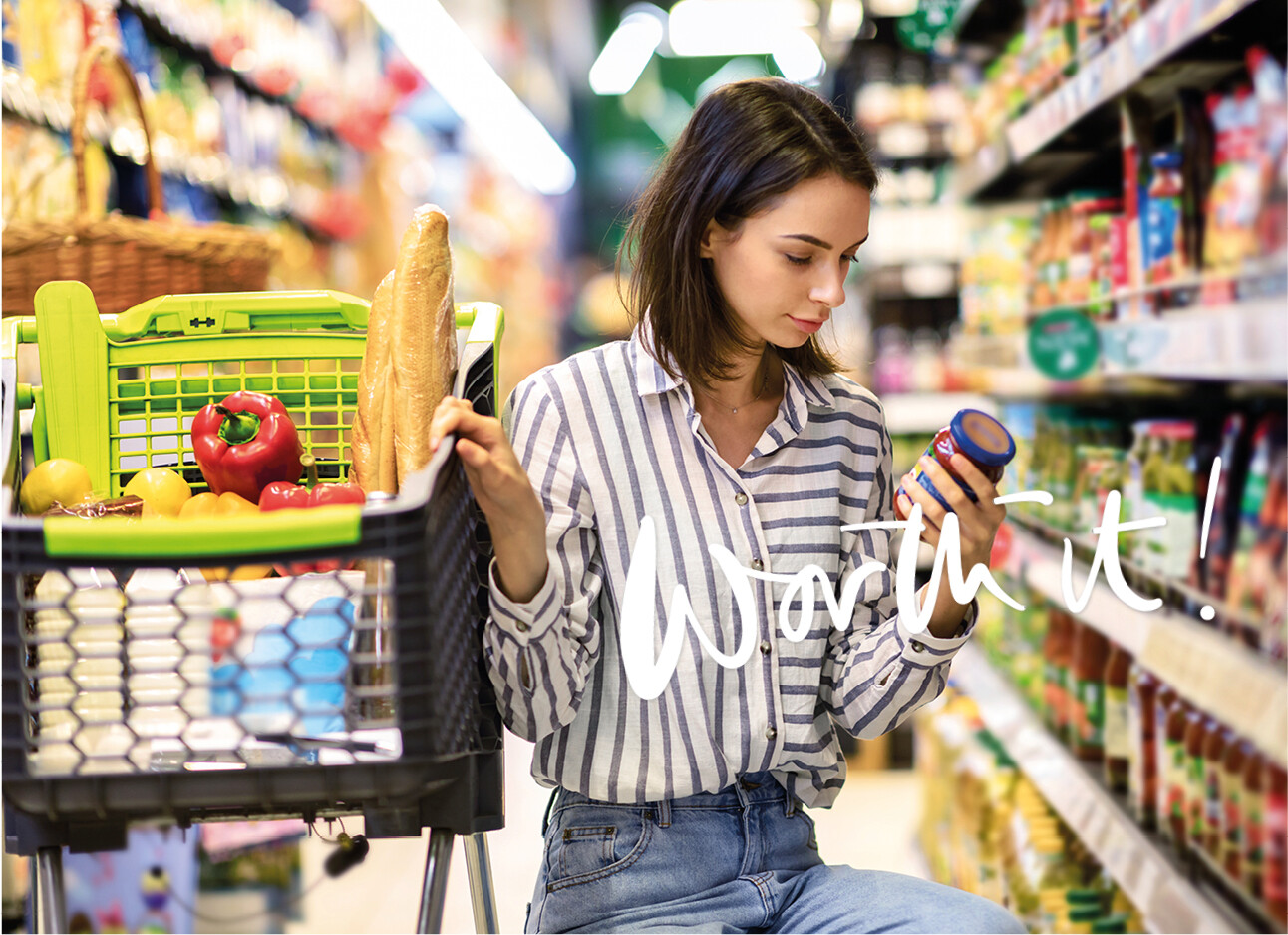 vrouw in de supermarkt kijkt naar een product