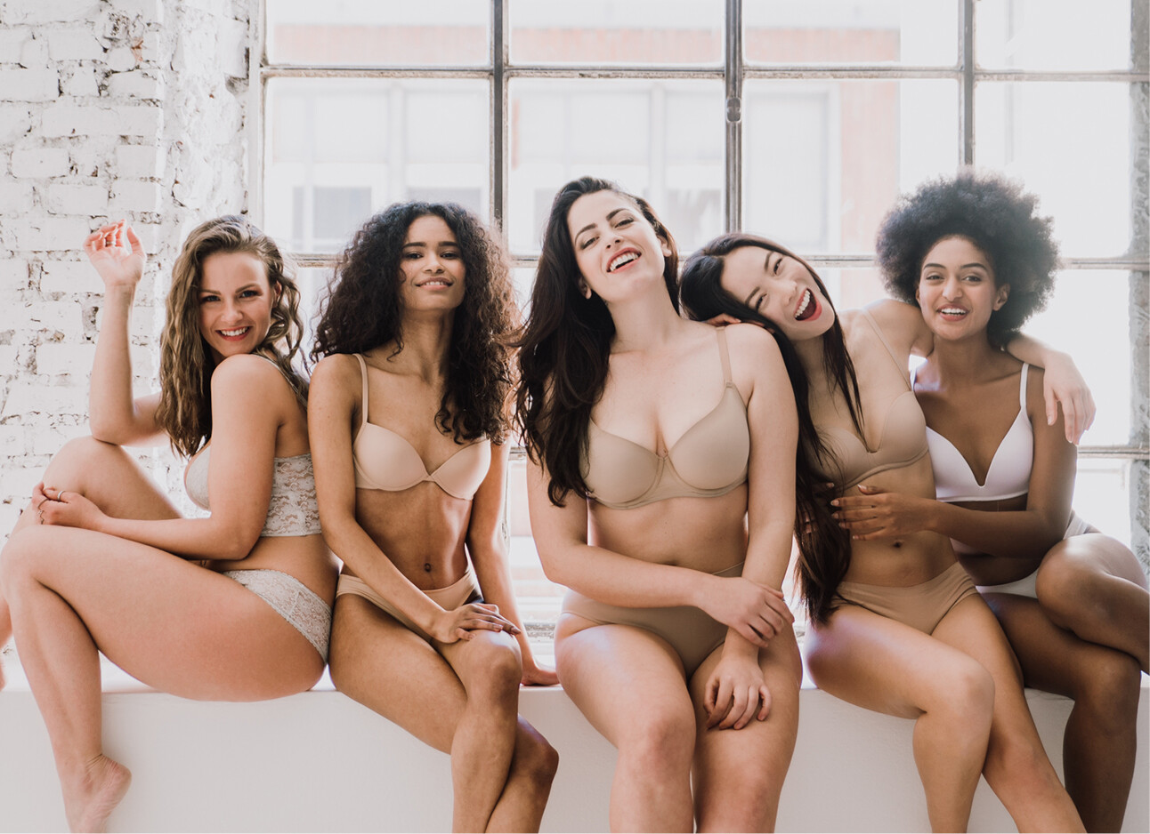Vrouwen lachend in nude ondergoed