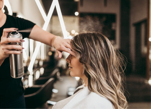 vrouw wiens haar wordt gedaan