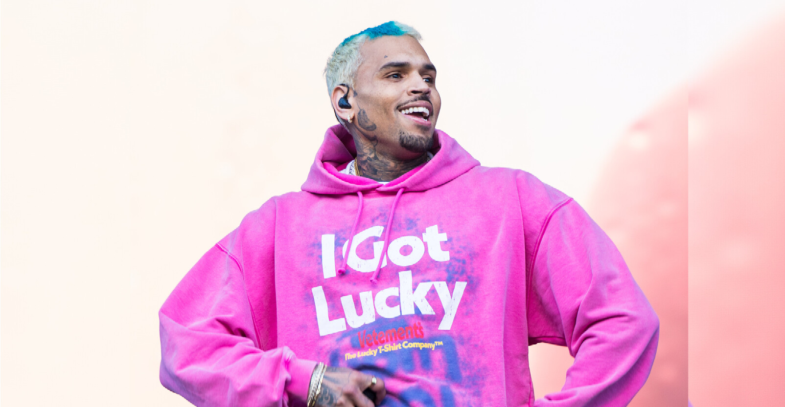 Chris Brown optreden lachend roze sweater tekst