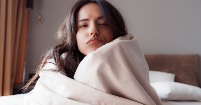 Vrouw met opgeblazen gevoel in bed na de seks