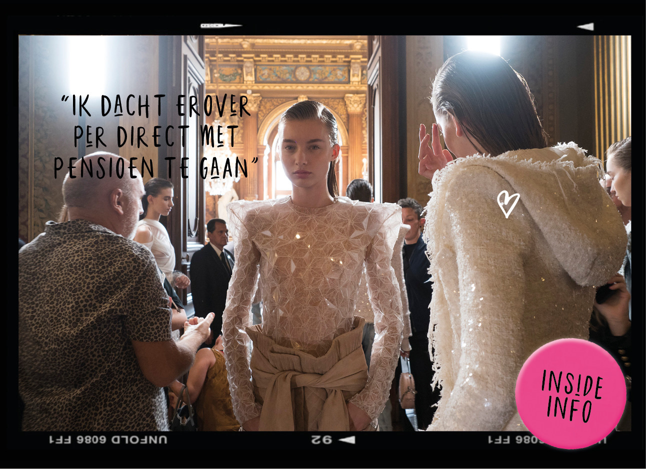 model staat backstage bij de spring summer 2019 fashion show in parijs, bij Balmain. spotlights, crew