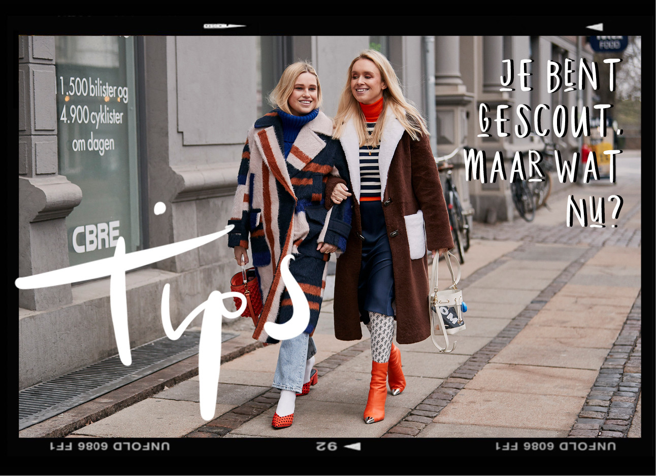 streetstyle beeld van 2 vrouwen die samen in gesprek zijn