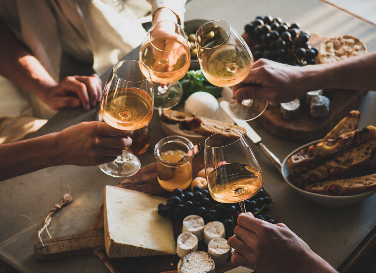 oranje wijn in glazen boven een gevulde tafel