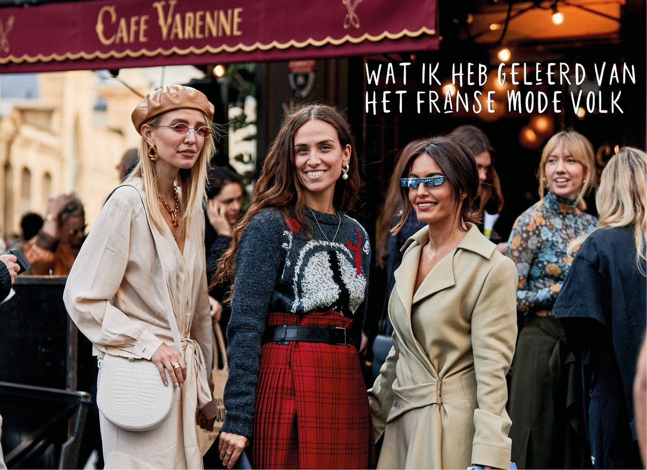 Franse vrouwen op straat bij een cafe