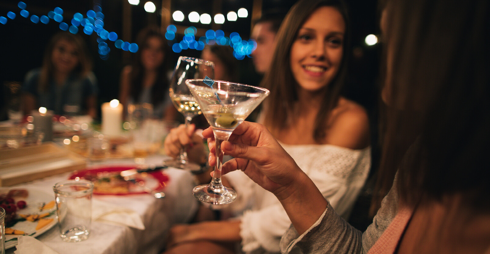 lachende vrouwen diner buiten zomer cocktail wijn drinken