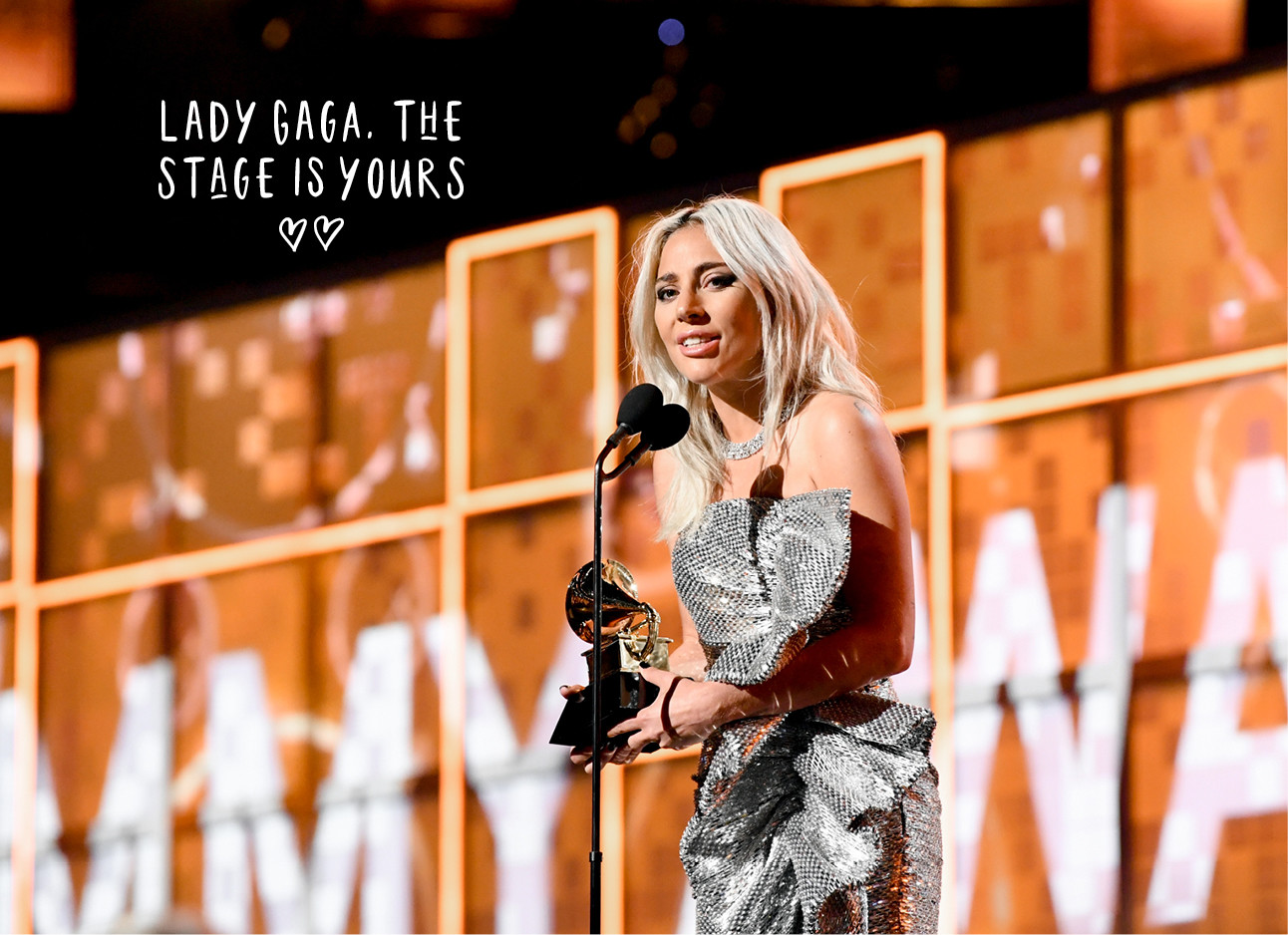 Lady gaga in een zilveren glitterjurk op het podium bij de Grammys