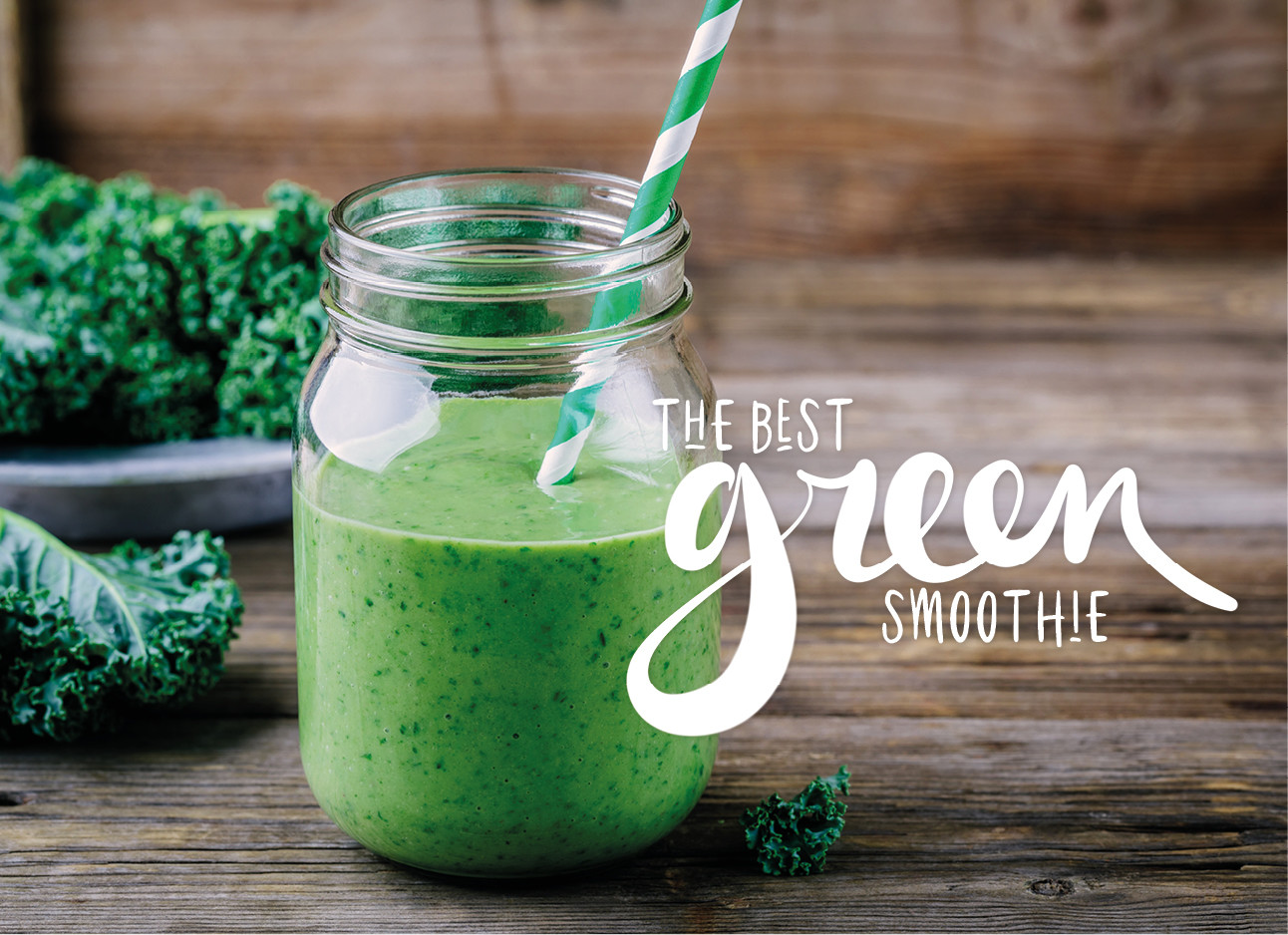 foto van een groene smoothie met groente op de achtergrond