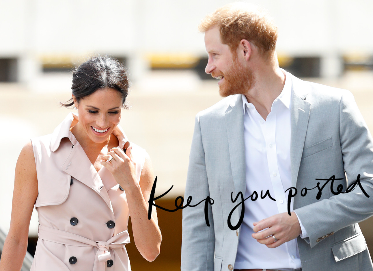 duke harry en duchess meghan markle of sussex lachend, meghan draagt een roze trenchcoat en harry een lichtblauwe colbert met een witte blouse eronder, keep you posted