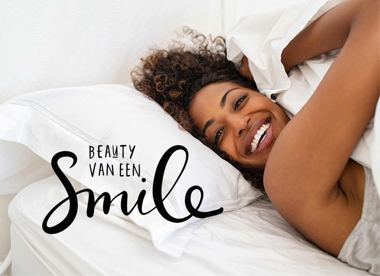 vrouw lachend in bed met witte tanden